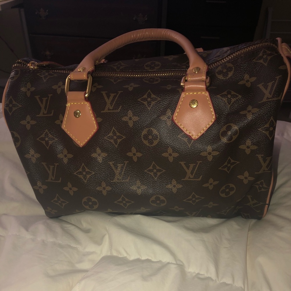 Faux Louis Vuitton Speedy 25 handbag.